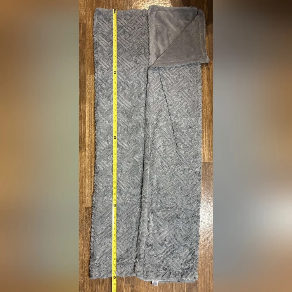 Limited edition soft gray plush throw - Picture 10 of 17